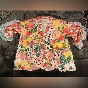 Women’s Umgee flare sleeve Blouse Size Large